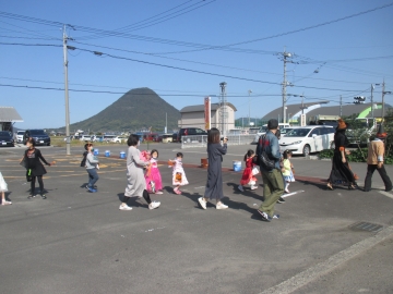 飯野山を背にパレードの列は続きます