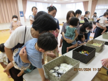 たのしいね！　お菓子の詰め放題に子ども達大喜び。