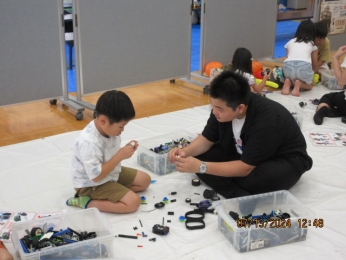 香川高専のお兄さんに教えてもらいながら、動く車を作ったよ。