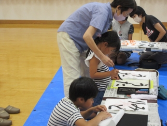 時には筆に手を添えて・・・