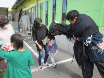 頭をかぶ、かぶ、かぶ・・・元気で過ごせますよ～に。