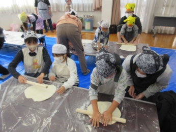 粉と塩水をこねて延ばして・・・