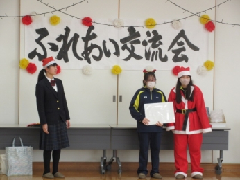 高校生は劇やXmasカード作りで、子ども達を楽しませてくれました。