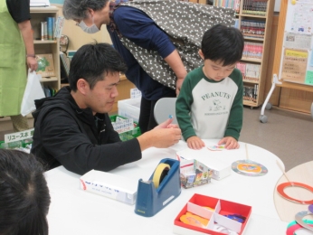 幼児さん、オレンジ色は元気になる色！とかぼちゃを選択。