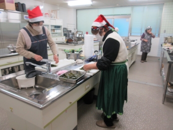 調理室では出汁、具の準備。