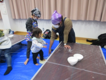 幼児さんも小さな足でふみふみ・・・こしのあるうどんになります。