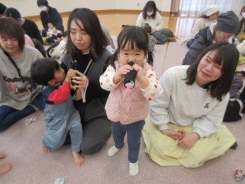 南南東に向かって、フエルトの恵方巻きをガブリ。